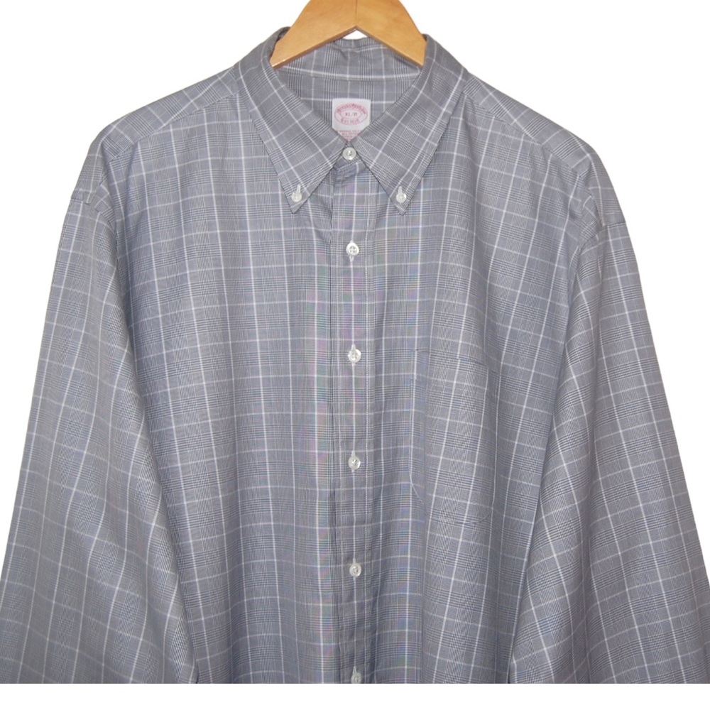 💗- Brooks Brothers 💯% Cotton Gray plaid button down shirt. This is a beauty…